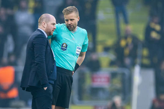 Domare Glenn Nyberg i samtal med matchdelegat
