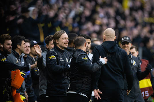 s tränare Andreas Brännström jublar med ledare