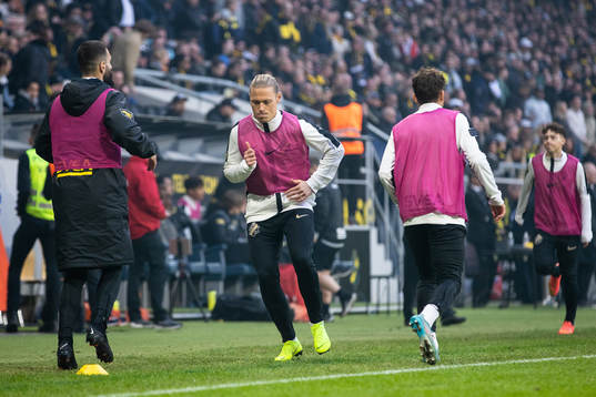 s Viktor Fischer värmer upp