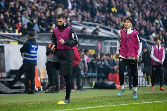 s Jimmy Durmaz värmer upp