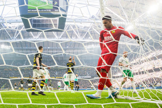 Hammarbys målvakt Oliver Dovin deppar