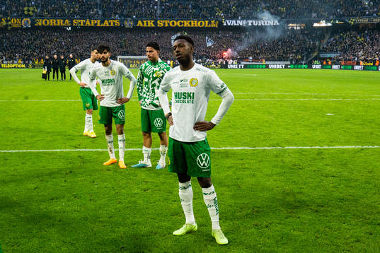 Hammarbys Shaquille Pinas deppar framför Montader Madjed