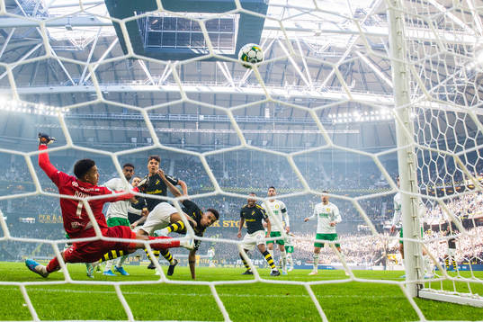s Rui Modesto med ett avslut i ribban bakom Hammarbys