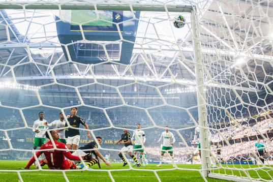 s Rui Modesto med ett avslut i ribban bakom Hammarbys