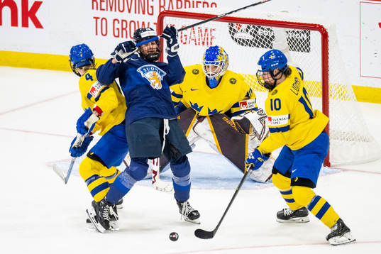 Linnéa Andersson, goaltender Emma Söderberg and Nathalie