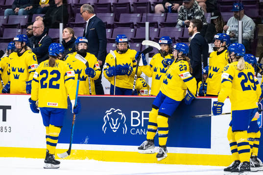 Players of Sweden looks dejected