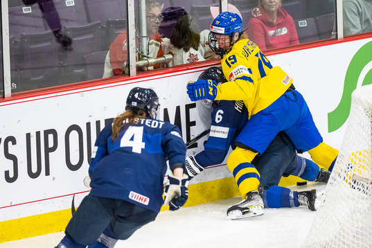 Jenni Hiirikoski of Finland and Sara Hjalmarsson of Sweden