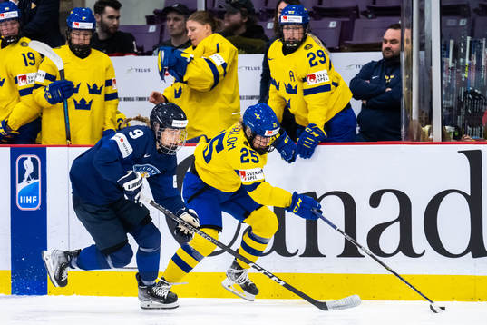 Nelli Laitinen of Finland and Lina Ljungblom of Sweden