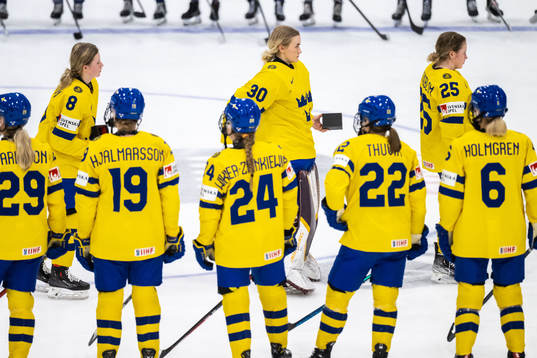 Hilda Svensson, goaltender Emma Söderberg and Lina