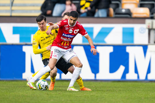 Degerfors Elyas Bouzaiene och Mjällbys Jesper Gustavsson