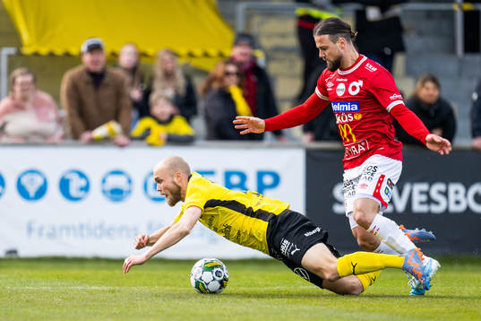 Mjällbys Viktor Gustafson och Degerfors Abdelkarim Mammar