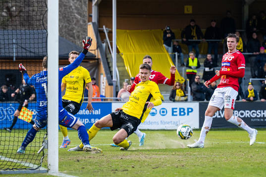 Mjällbys Arvid Brorsson och Degerfors målvakt Sondre