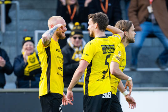 Mjällbys Adam Ståhl och Colin Rösler jublar