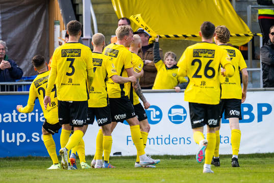 Mjällbys Adam Ståhl jublar med lagkamrater