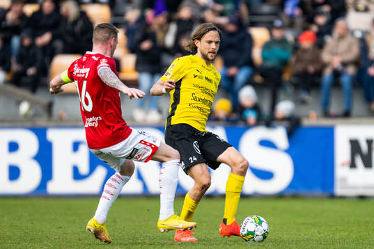 Degerfors Rasmus Örqvist och Mjällbys Tom Pettersson