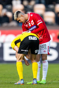Mjällbys Viktor Gustafson har ont och ses om av Degerfors