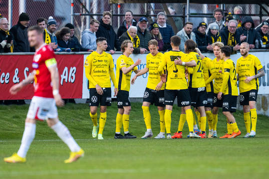 Mjällbys Alexander Johansson jublar med lagkamrater
