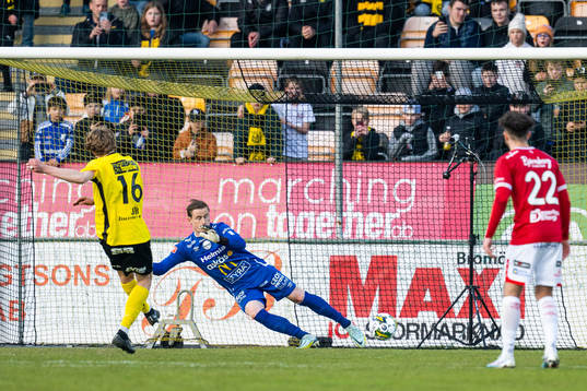 Mjällbys Alexander Johansson gör 2-0 på straff bakom