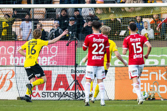 Mjällbys Alexander Johansson jublar