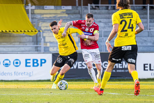 Degerfors Rasmus Örqvist och Mjällbys Noah Eile
