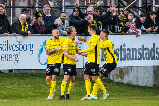 Mjällbys Alexander Johansson jublar med lagkamrater