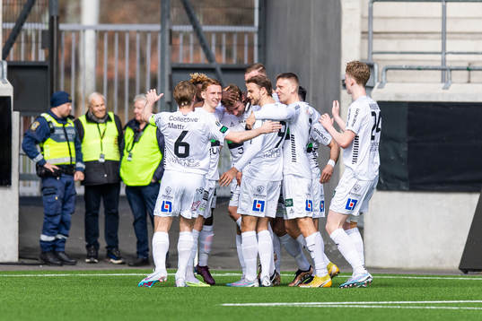 GAIS Robin Frej jublar med lagkamrater