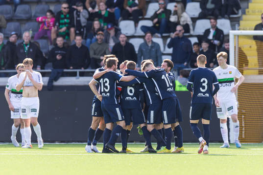 Utsiktens Erik Westermark jublar med lagkamrater