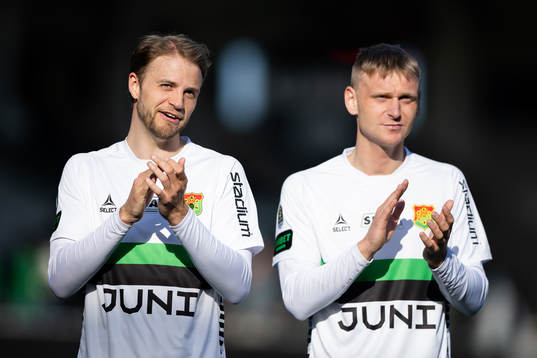 GAIS Gustav Lundgren och Joackim Åberg tackar publiken