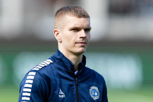 Utsiktens Lucas Hedlund på line up innan fotbollsmatchen i