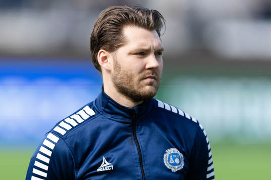 Utsiktens Karl Bohm på line up innan fotbollsmatchen i