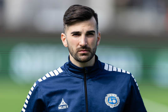 Utsiktens Allan Mohideen på line up innan fotbollsmatchen
