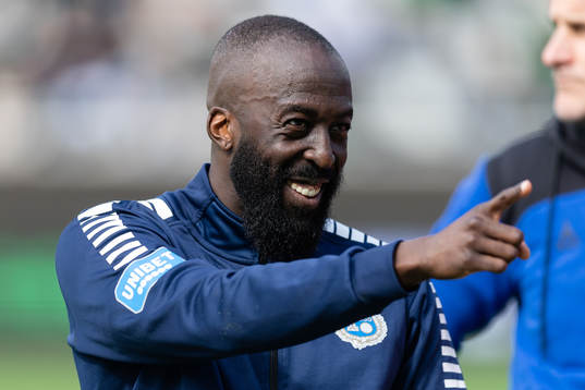 Utsiktens Ronald Mukiibi på line up innan fotbollsmatchen