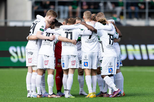 GAIS spelare samlade innan fotbollsmatchen i Superettan