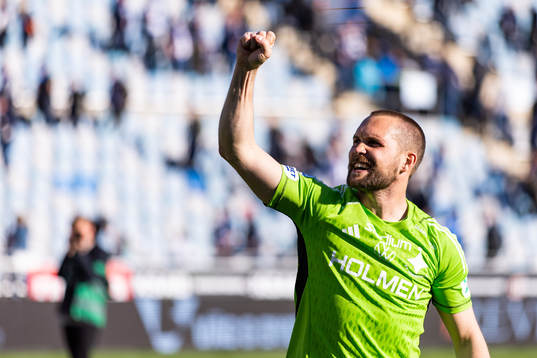 IFK Norrköpings målvakt Oscar Jansson jublar
