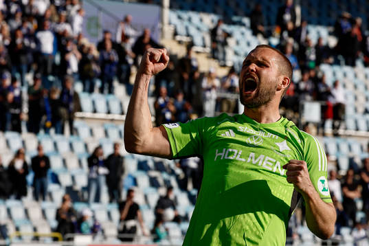 IFK Norrköpings målvakt Oscar Jansson jublar