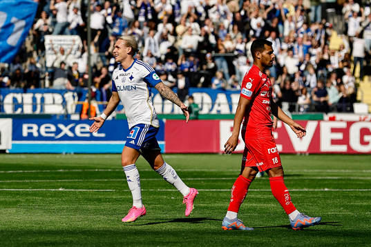IFK Norrköpings Arnor Sigurdsson jublar medan Värnamos