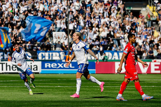 IFK Norrköpings Arnor Sigurdsson jublar medan Värnamos