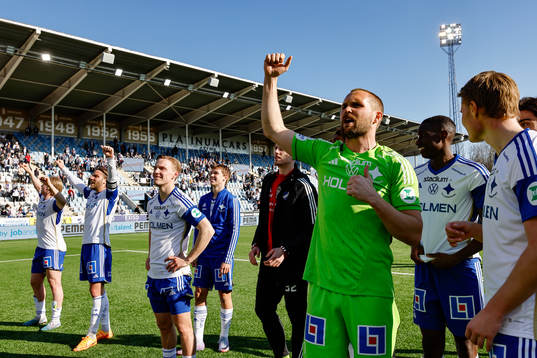 IFK Norrköpings målvakt Oscar Jansson jublar