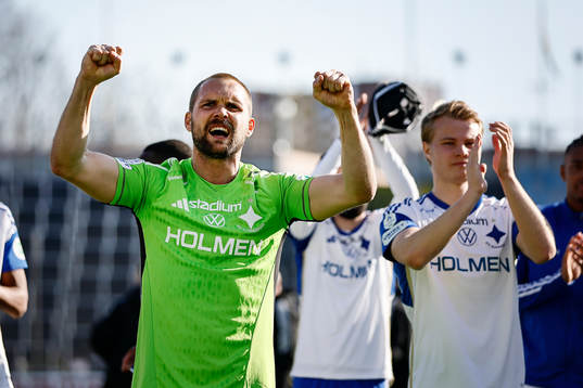 IFK Norrköpings målvakt Oscar Jansson jublar