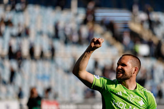 IFK Norrköpings målvakt Oscar Jansson jublar