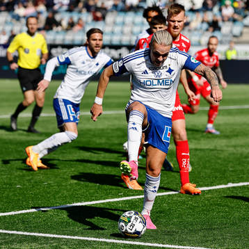 IFK Norrköpings Arnor Sigurdsson kickar