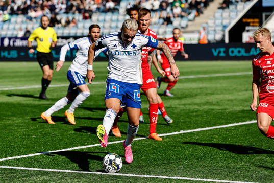 IFK Norrköpings Arnor Sigurdsson kickar