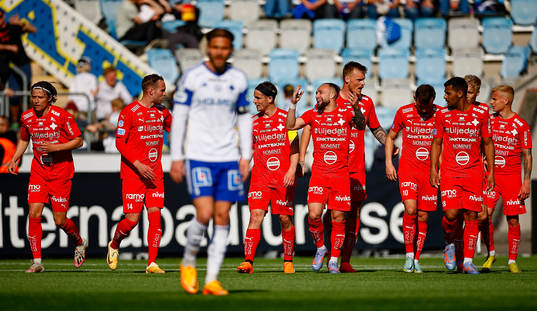 Värnamos spelare jublar och IFK Norrköpings Christoffer