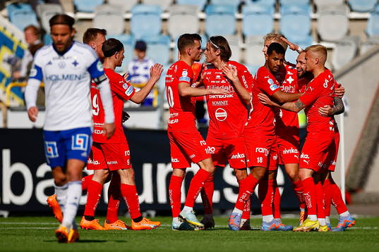 Värnamos spelare jublar och IFK Norrköpings Christoffer
