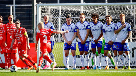 Frispark för Värnamo och bollen träffar IFK Norrköpings