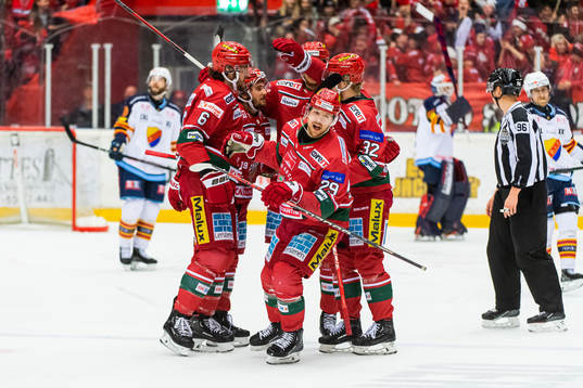 Modos Mikkel Aagaard jublar med lagkamrater