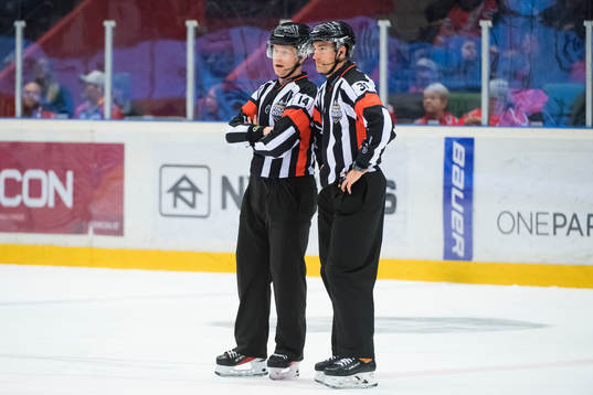 Domare Filip Sandstedt och domare Kristoffer Folkstrand