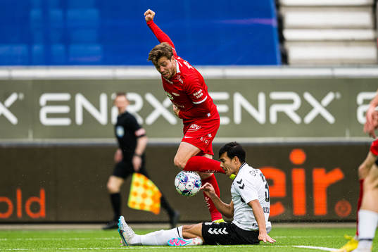 Frederik Børsting of Brann and Josef Baccay of Odd