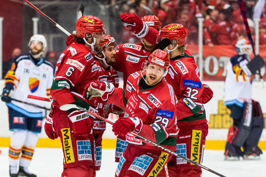 Modos Mikkel Aagaard jublar med lagkamrater