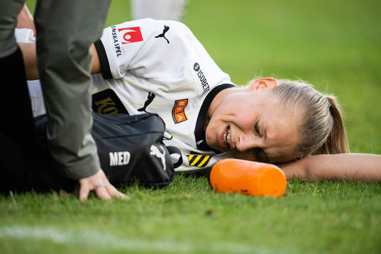 Häckens Stine Larsson har ont